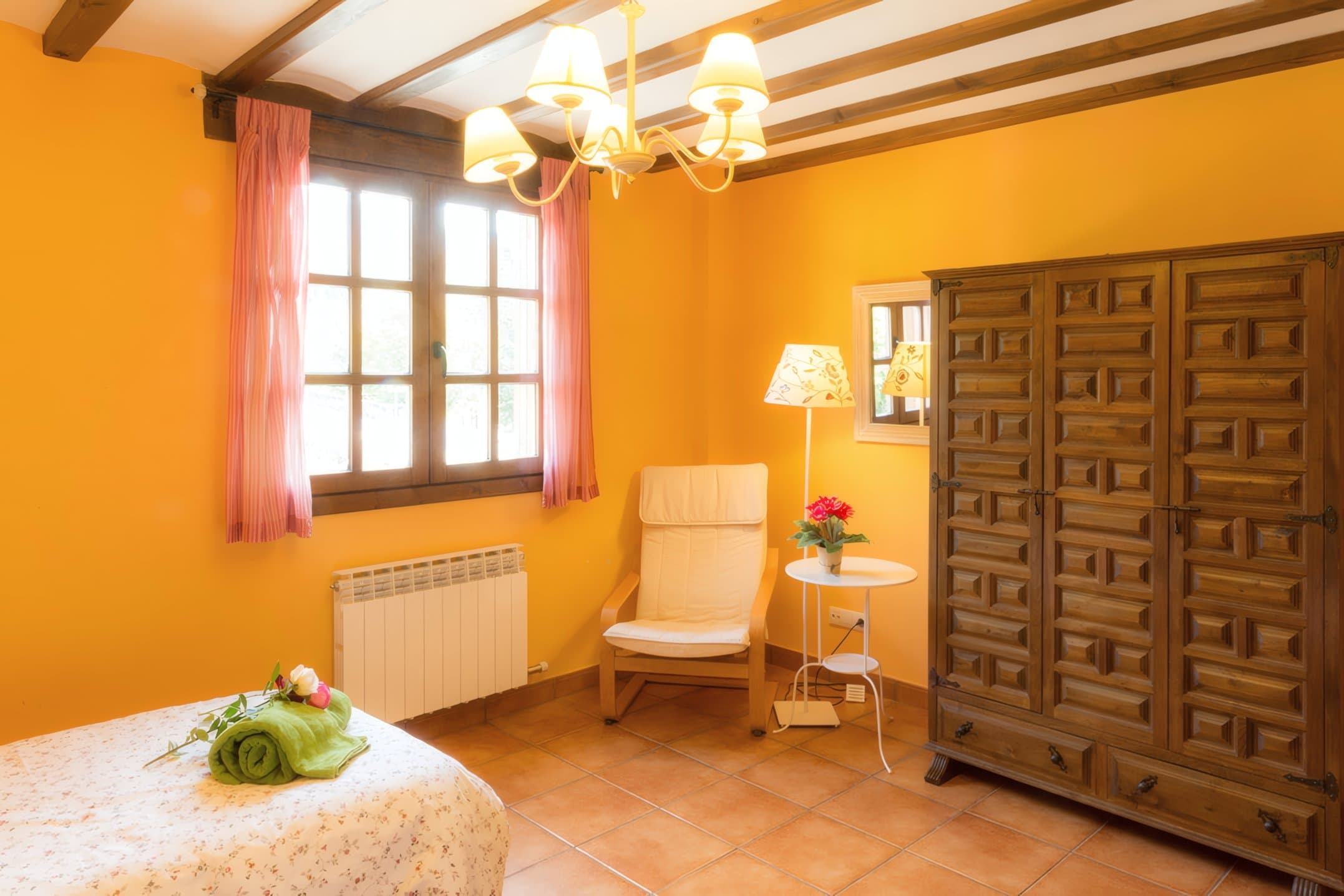 Dormitorio doble con armario de madera