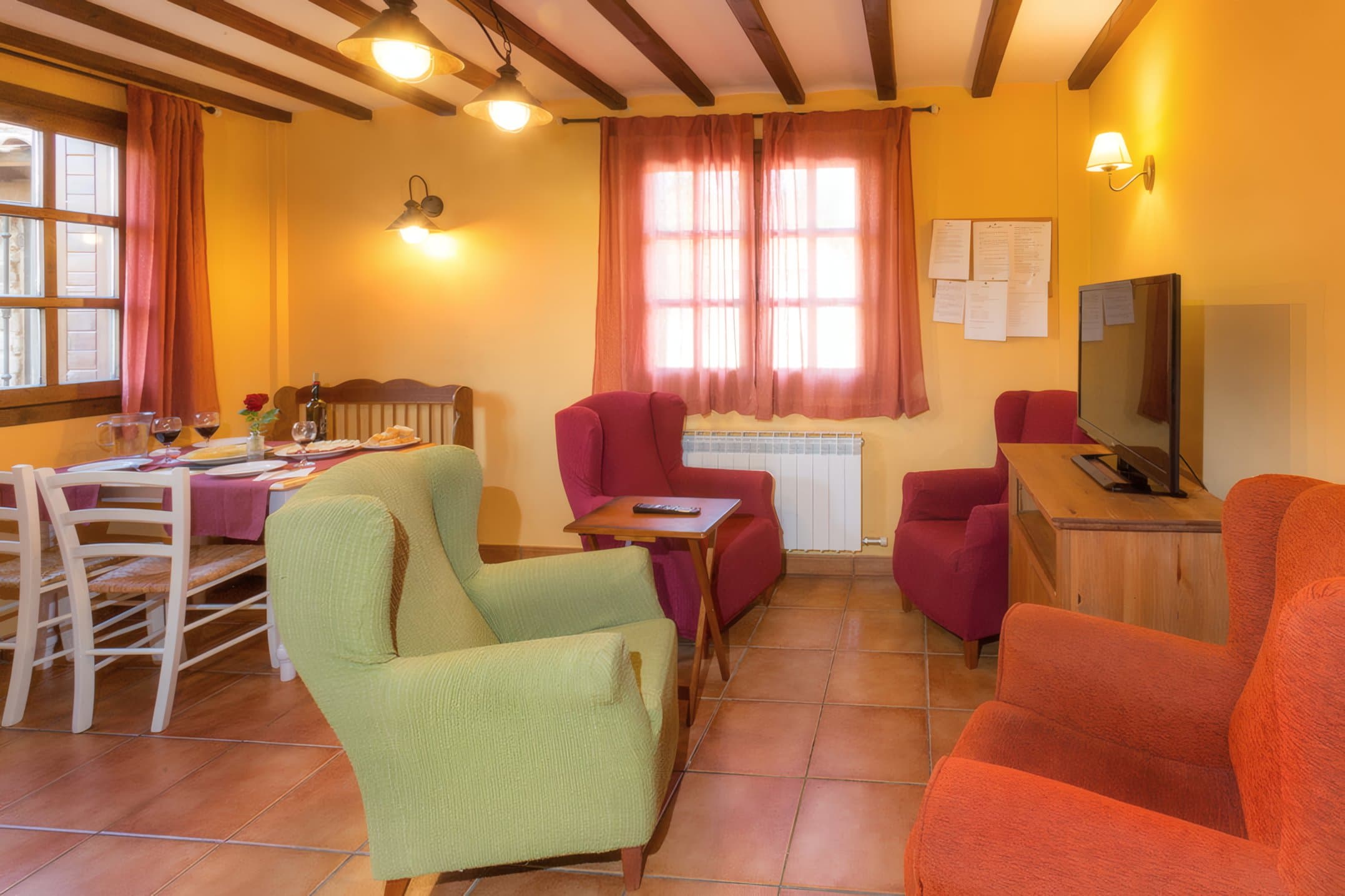 Salón de Casa Fresneda con estufa de leña